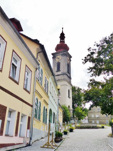 Bečov nad Teplou - pohled z náměstí do Kostelní ulice