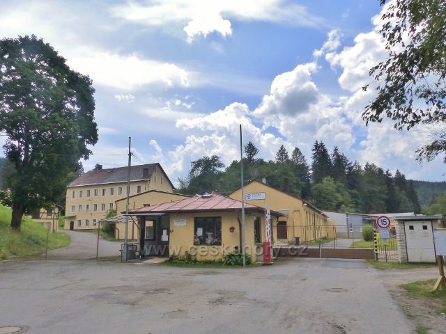 Bečov nad Teplou - objekt výrobního družstva Elektro je v současnosti jediným, ale nejstarším výrobním podnikem ve městě. Bylo založeno v srpnu 1945 a zpočátku vyrábělo bakelitové svorky pro celé Československo