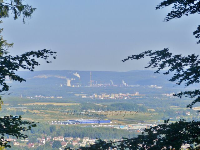 Karlovy Vary - pohled z cesty po modré TZ na Dubskou horu k elektrárně Vřesová