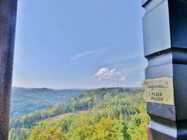 Karlovy Vary - pohled z rozhledny Diany na Slavkovský les a směrem k Plzni