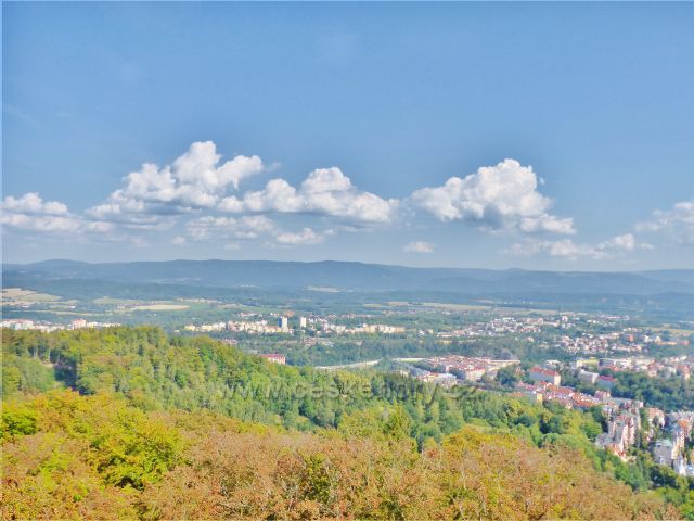 Karlovy Vary - pohled z rozhledny Diany na Doubí a podhůří Krušných hor, jejich hřeben je na obzoru