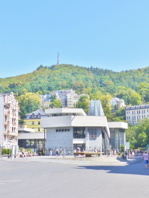 Karlovy Vary - pohled od Divadelního náměstí na Vřídelní kolonádu