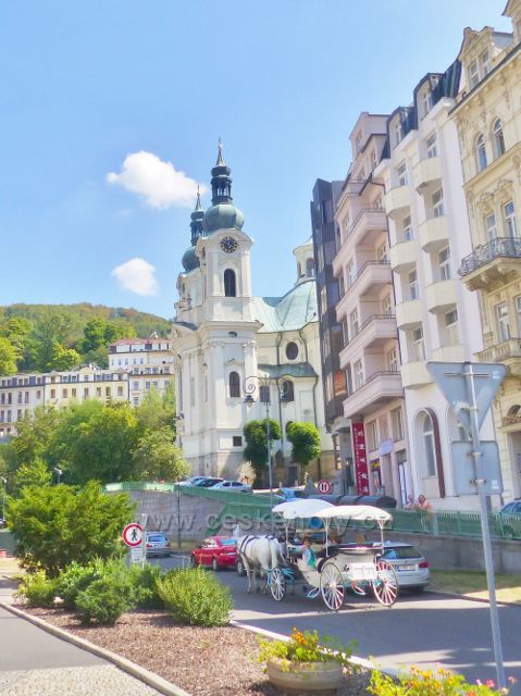 Karlovy Vary - koňský kočár pod kostelem sv. Máří Magdalény