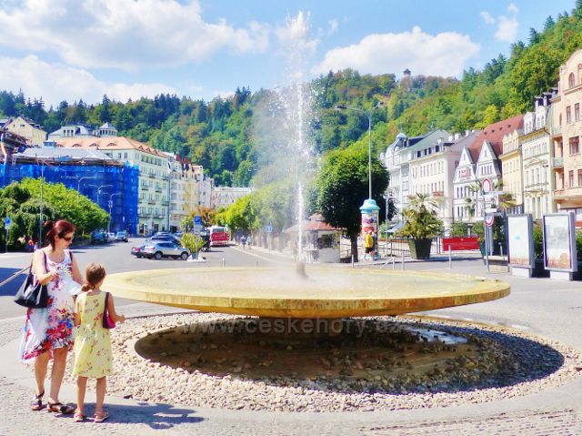 Karlovy Vary - vodotrysk před Vřídelní kolonádou