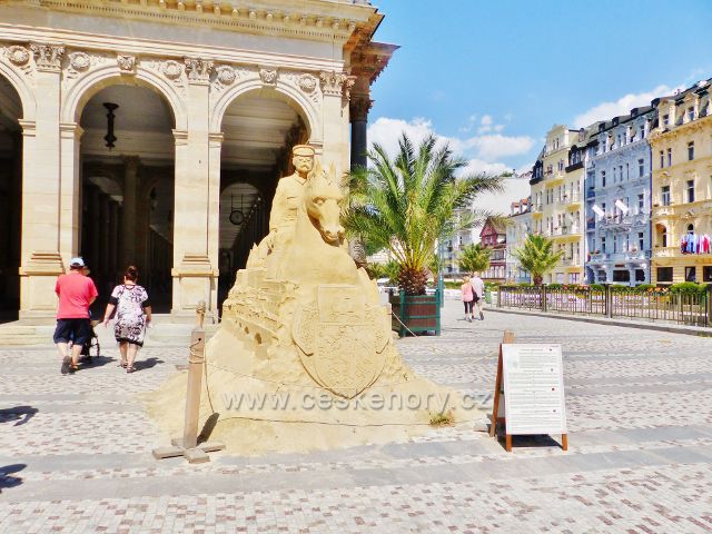 Karlovy Vary - Masarykova písková socha před Mlýnskou kolonádou