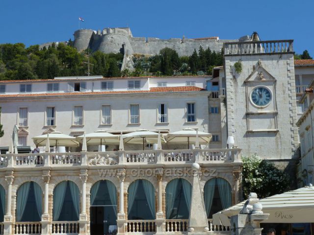 Hvar,hotel Palace,kde původně stál renesanční Knížecí palác.Zbyla po něm jen renesanční hodinová věž Leroj ze 16. století