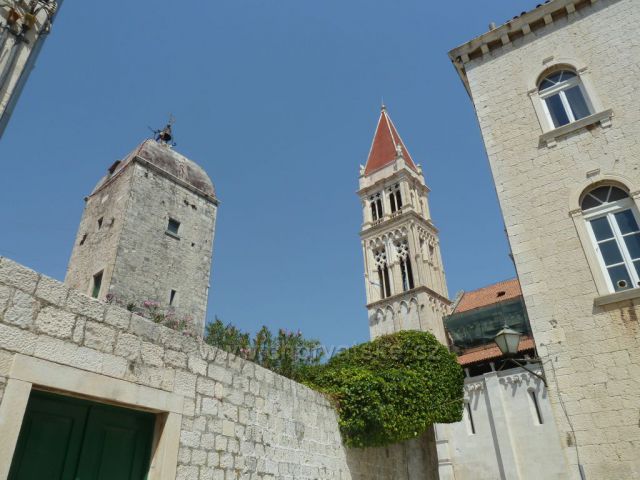 Trogir
katedrála Sv.Vavřince ze
13.století
vlevo je věž s hodinami, vpravo zeď budovy radnice