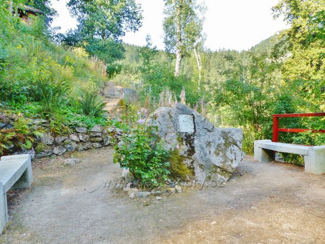 Bečovská botanická zahrada - odpočinkové místo u pamětního kamene zakladatele zahrady