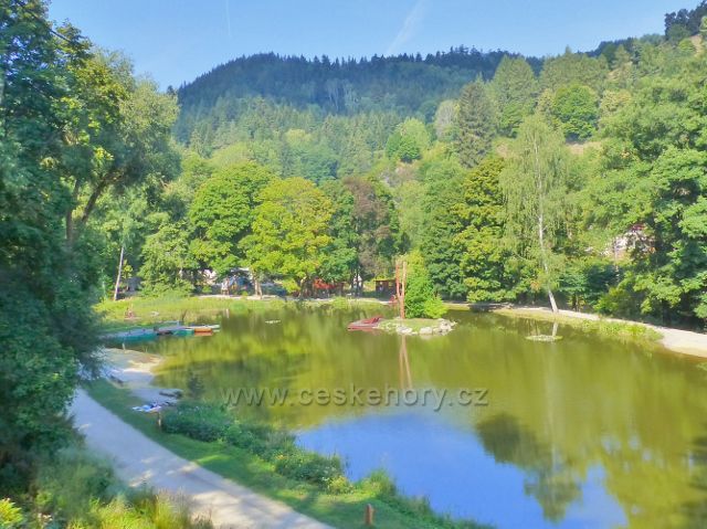Bečovská botanická zahrada - pohled z rozhledové plošiny na rybník