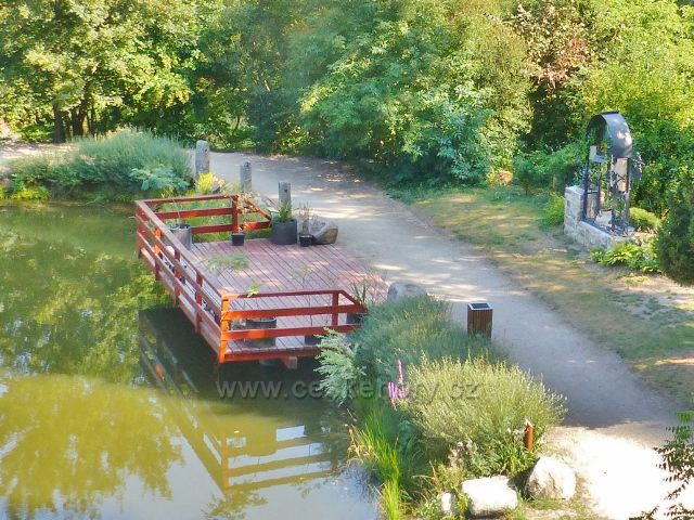 Bečovská botanická zahrada - pohled z rozhledového místa na pozorovací plošinu u rybníku
