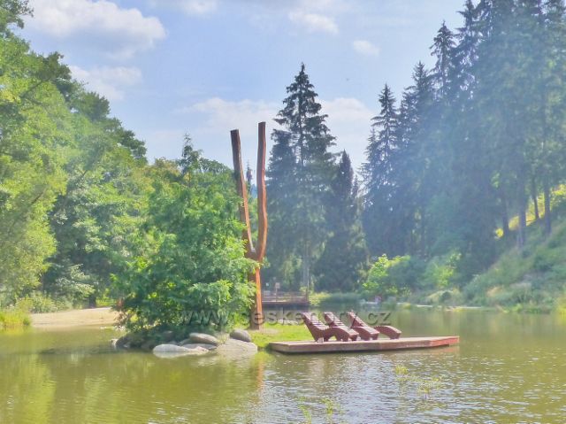 Bečovská botanická zahrada - ostrůvek se zvoničkou na Korunním rybníku