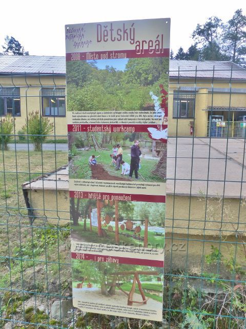 Bečovská botanická zahrada - panel Dětský areál na začátku cesty do zahrady