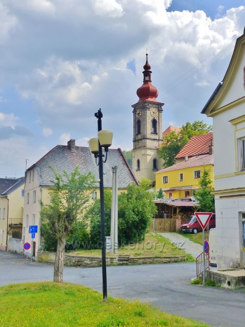 Bečov nad Teplou - pohled od bývalé cukrárny na kostel sv.Jiří