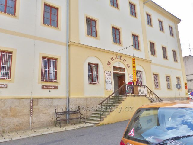 Bečov nad Teplou - objekt bývalého soudu, dnes sídlo muzea