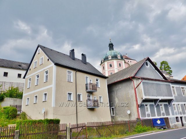 Bečov nad Teplou - pohled z Plzeňské ulice k zámku,šedivá budova vpravo je bývalé kino