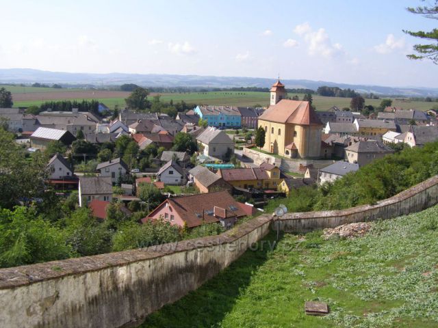 Pohled ze zámku na obec Usov