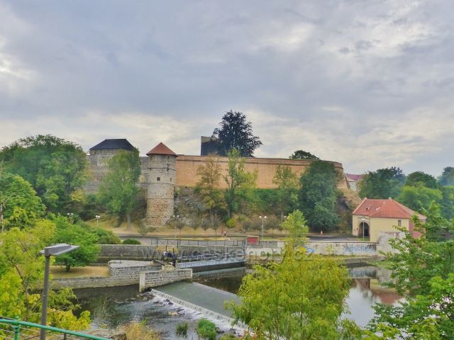 Cheb - pohled k hradu z Koželužské ulice