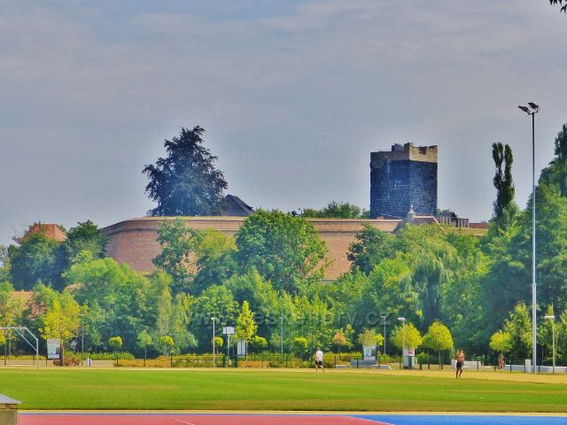 Cheb - dominantou Chebského hradu je Černá věž vystavěná ze sopečného tufu pocházejícího z nedaleké Komorní Hůrky