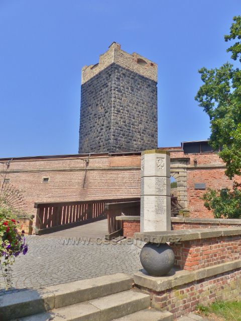 Cheb - hradnímu areálu vévodí Černá věž. Před mostkem stojí Štaufský sloup
