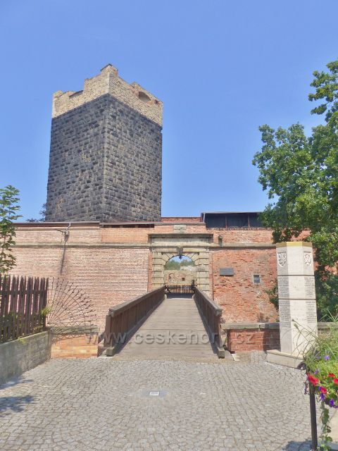 Cheb - mostek přes hradní příkop před vstupem do hradního areálu, jemuž vévodí Černá věž