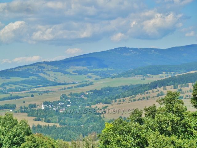 Podlesí - pohled z úbočí Pohořelce na Malou Moravu a vrch Klepý s rozhlednou