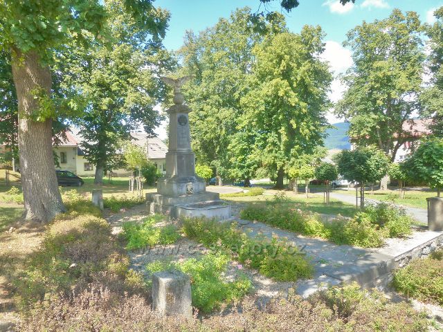 Podlesí - památník obětem I.Světové války v parčíku  před bývalou radnicí