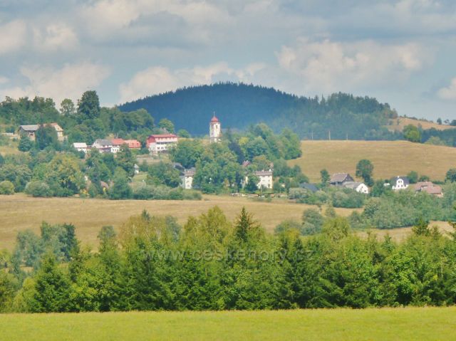 Podlesí - pohled z cesty na Malou Moravu na Vojtíškov s kostelem Narození Panny Marie
