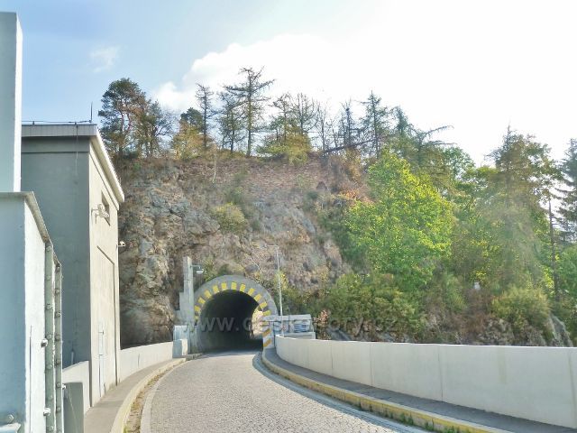 Přehrada Seč - koruna hráze s tunelem