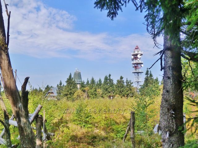 Suchý vrch a jeho tři dominanty - Kramářova chata,rozhledna a telekomunikační věž