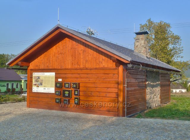 Šanov - v novém turistickém přístřešku je umístěno kartáčnické muzeum