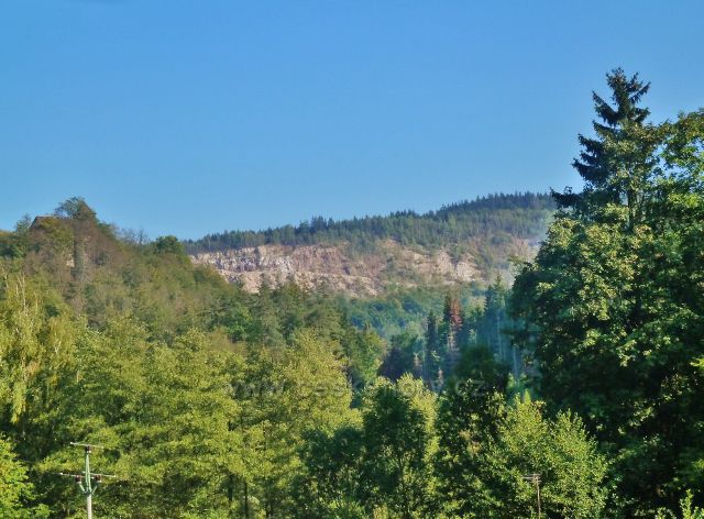 Litice - pohled na Hradní kopec a litický kamenolom