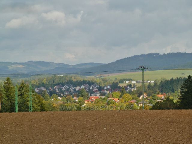 Bystřec -pohled z úbočí Cikánského kopce na řadovou výstavbu v Jablonném nad Orlicí.V pozadí jsou Sobkovice