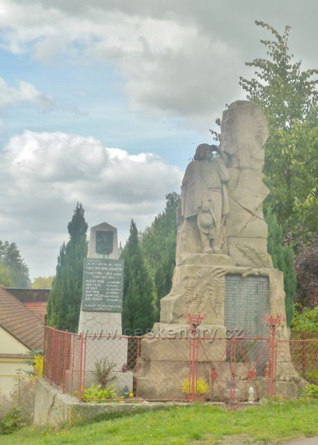 Bystřec - památník obětem I.Světové války(vpravo) a II.Světové války(vlevo)