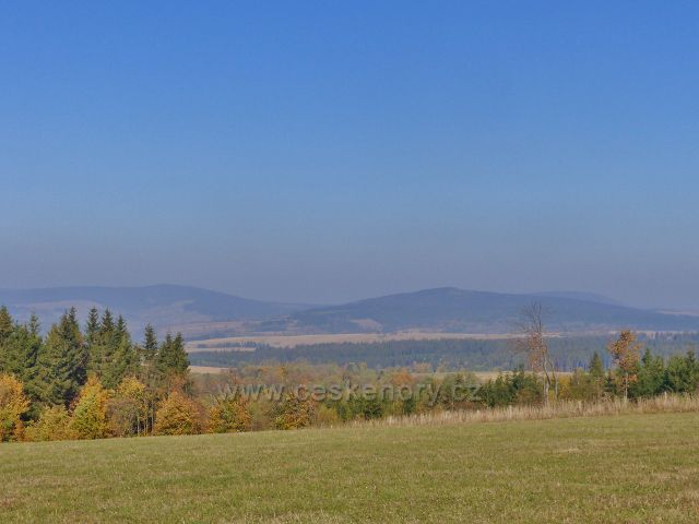Petrovičky - pohled z hřebenovky nad Kašparovo chatou k Bystřickým horám