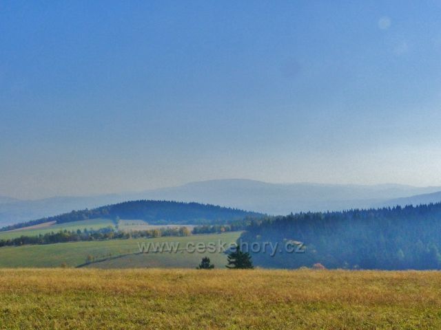 Pohled od hřebenovky  nad Kašparovo chatou na Přední a Zadní hraniční vrch v Mladkovské vrchovině