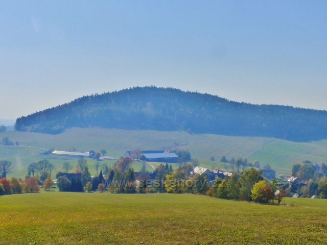 Vlčkovice - pohled z Kostelního vrchu na horní část obce a vrch Studený(721 m.n.m.)