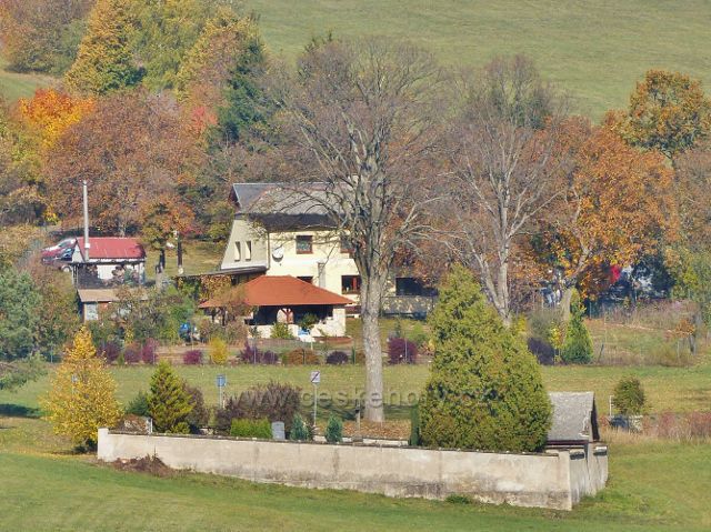 Vlčkovice - pohled z úpatí Studeného na hřbitůvek v horní části obce
