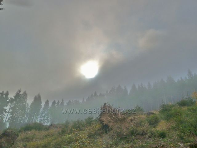 Lichkov - slunce proráží mlhu nad úbočím Vysokého kamene