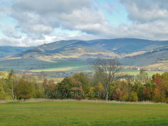 Zlatý Potok - pohled do údolí Malé Moravy a část vrcholů masivu Králického Sněžníku(Chlum,Slamník,Babuše, Souš)