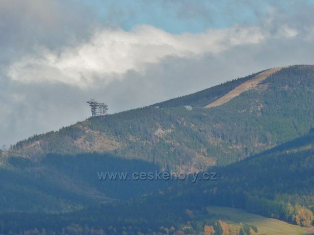 Zlatý Potok - pohled na sjezdovku na vrchu Slamník  a Stezku v oblacích na jeho úbočí