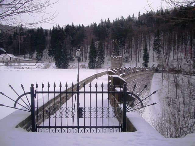 přehrada Kamenička v zimě