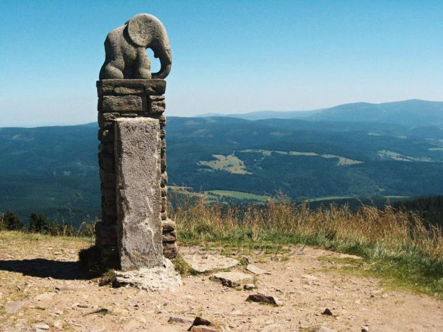 symbol turistů slon na vrcholu Kralického Sněžníku