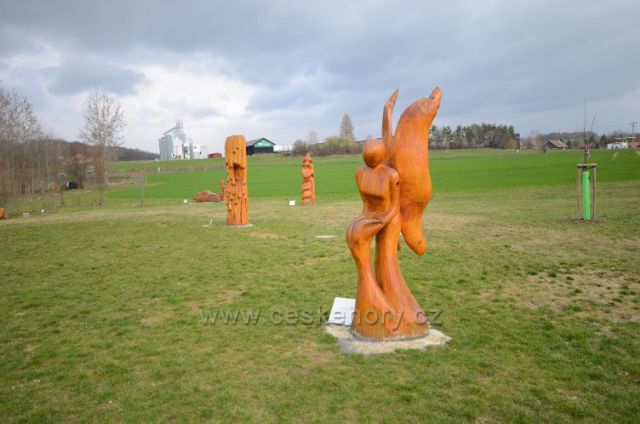 Dřevěné sochy u Ekocentra