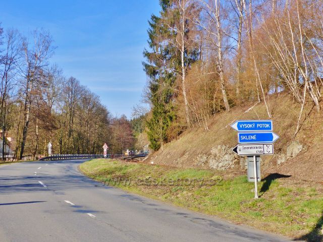 Malá Morava - silniční ukazatel před železničním přejezdem