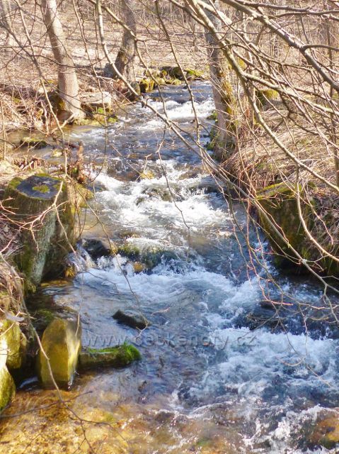 Potok Malá Morava protéká osadou Sklené, která je součástí obce Malá Mora\va