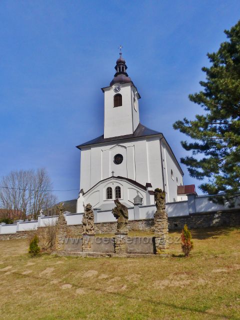 Dolní Morava - sochy čtyř svatých před kostelem sv. Aloise