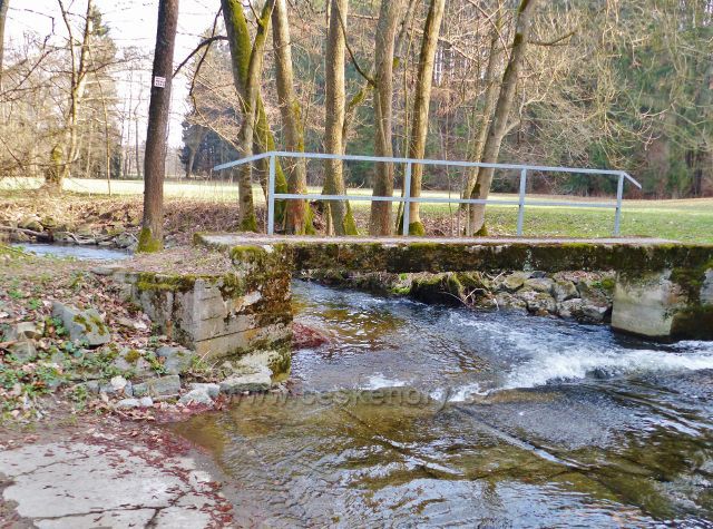 Mostek a brod přes Rokytenku pod Kunvaldským rybníkem