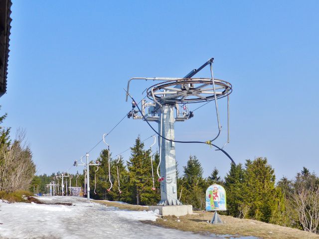 Polský lyžařský vlek podél státní hranice na hřebeni Šerlichu