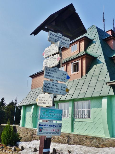 Turistický rozcestník "Šerlich-Masarykova chata, 1014 m.n.m."