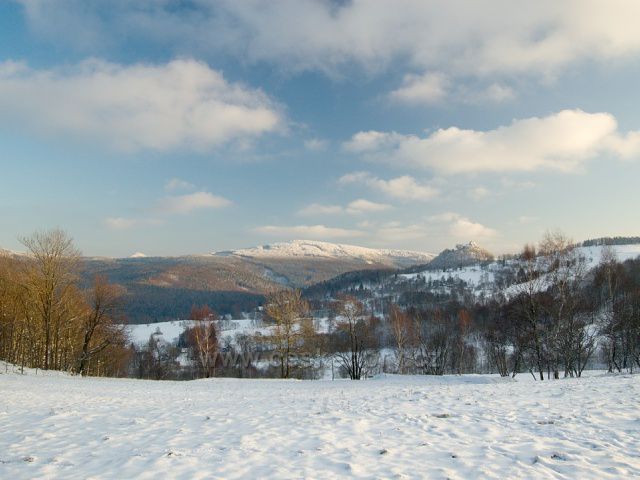 Výhled na Tolštejn a Pěnkavčí vrch.